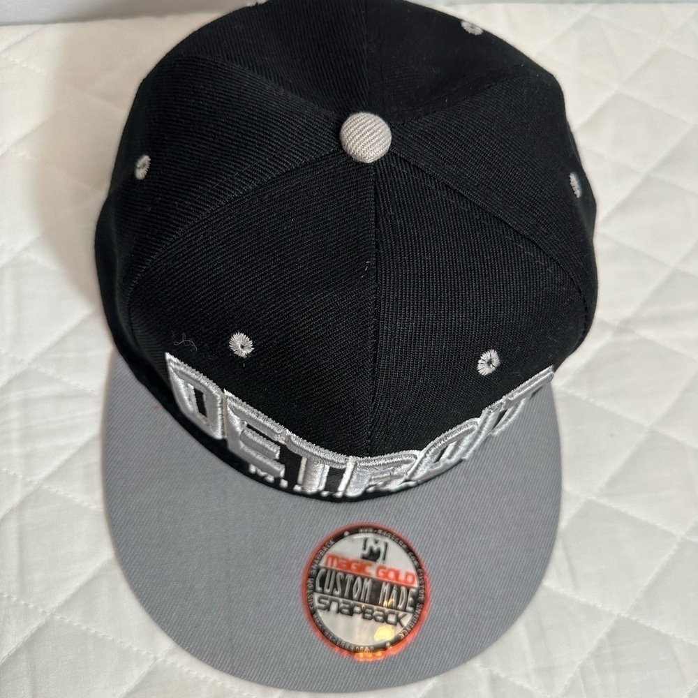 Mens Basketball Cap Hat Bold Script Detroit Michigan Strap Back Snap Black Gray - Picture 4 of 5